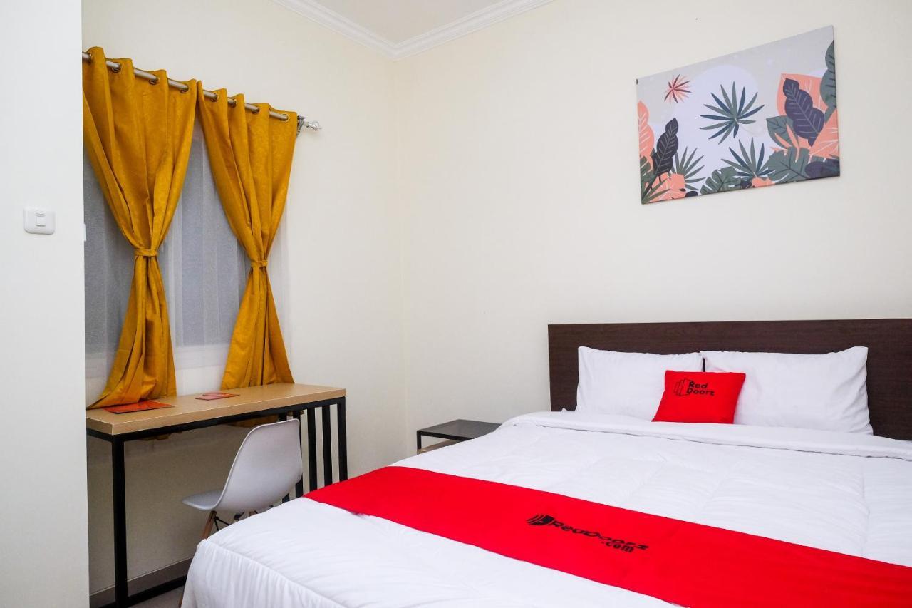 Reddoorz Near Kawasan Bandara Ahmad Yani Semarang 2 Otel Dış mekan fotoğraf