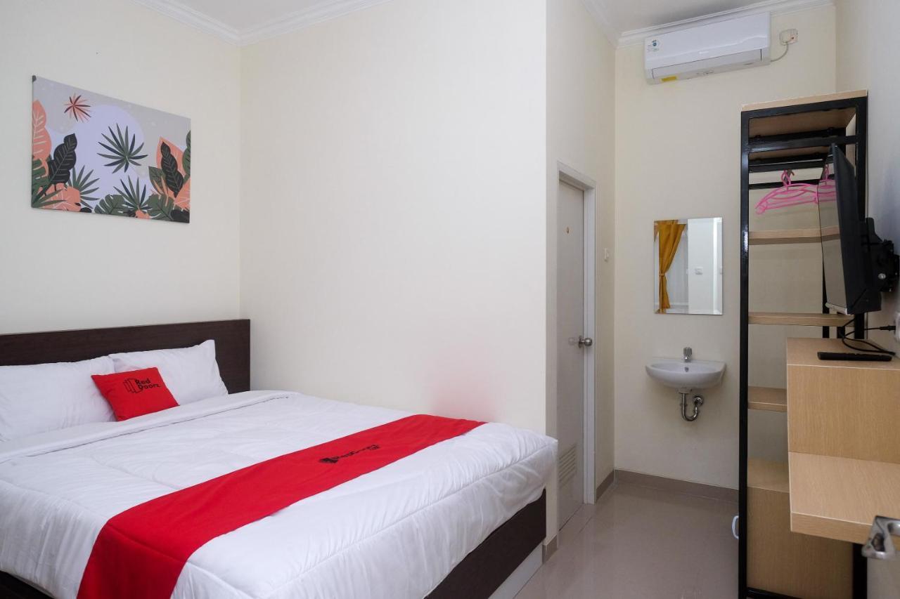 Reddoorz Near Kawasan Bandara Ahmad Yani Semarang 2 Otel Dış mekan fotoğraf