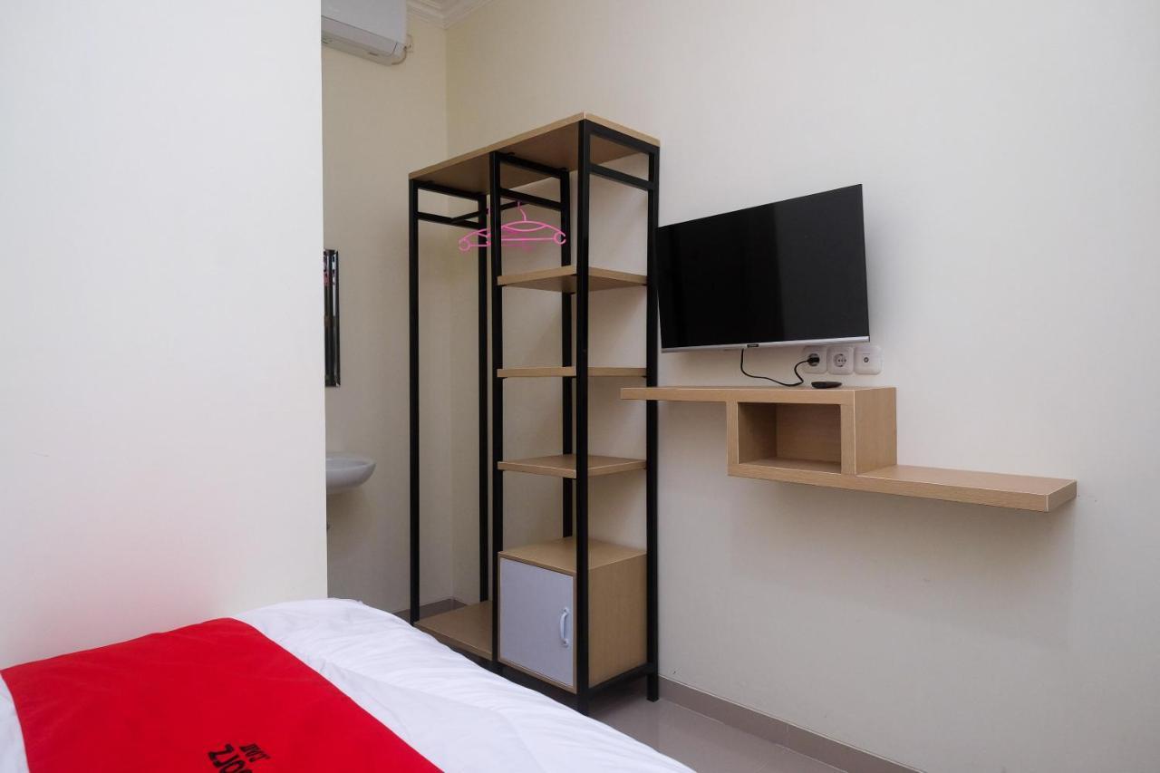 Reddoorz Near Kawasan Bandara Ahmad Yani Semarang 2 Otel Dış mekan fotoğraf