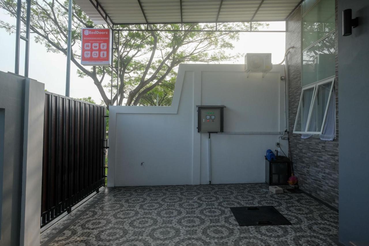 Reddoorz Near Kawasan Bandara Ahmad Yani Semarang 2 Otel Dış mekan fotoğraf