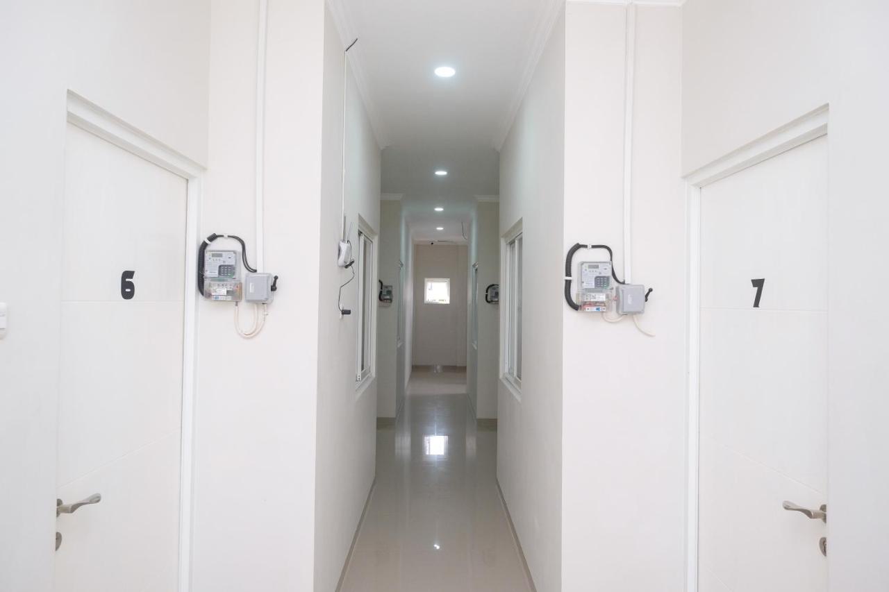 Reddoorz Near Kawasan Bandara Ahmad Yani Semarang 2 Otel Dış mekan fotoğraf